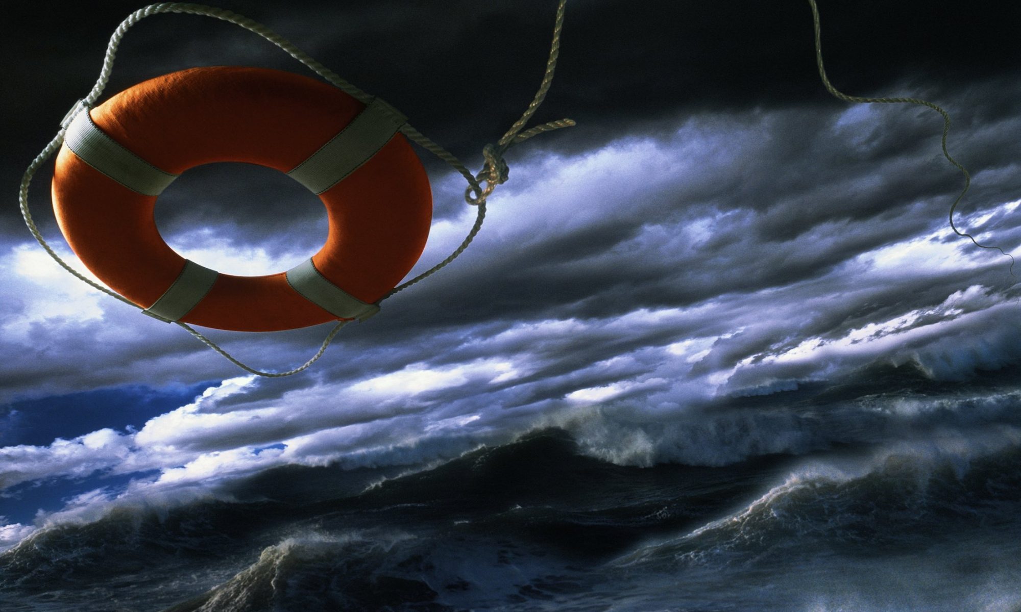 Спасательный круг в море. Спасательный круг на воде. Спасательный круг в урагане. Спасательный круг на волнах. Человек в спасательном круге.